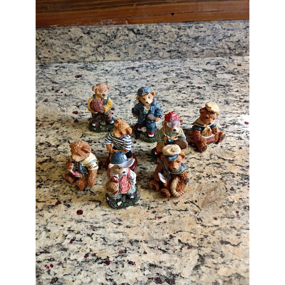 Lot of 8 Bear Figurines. Unbranded. Various Sizes.